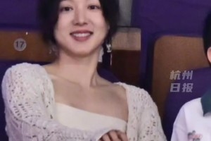 龙嫂美啊！马龙和家人现身CBA总决赛现场！爸爸讲解 妈妈拍照