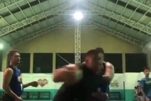 野球场碰到这种对抗迟早会出事吧😱😱😱
